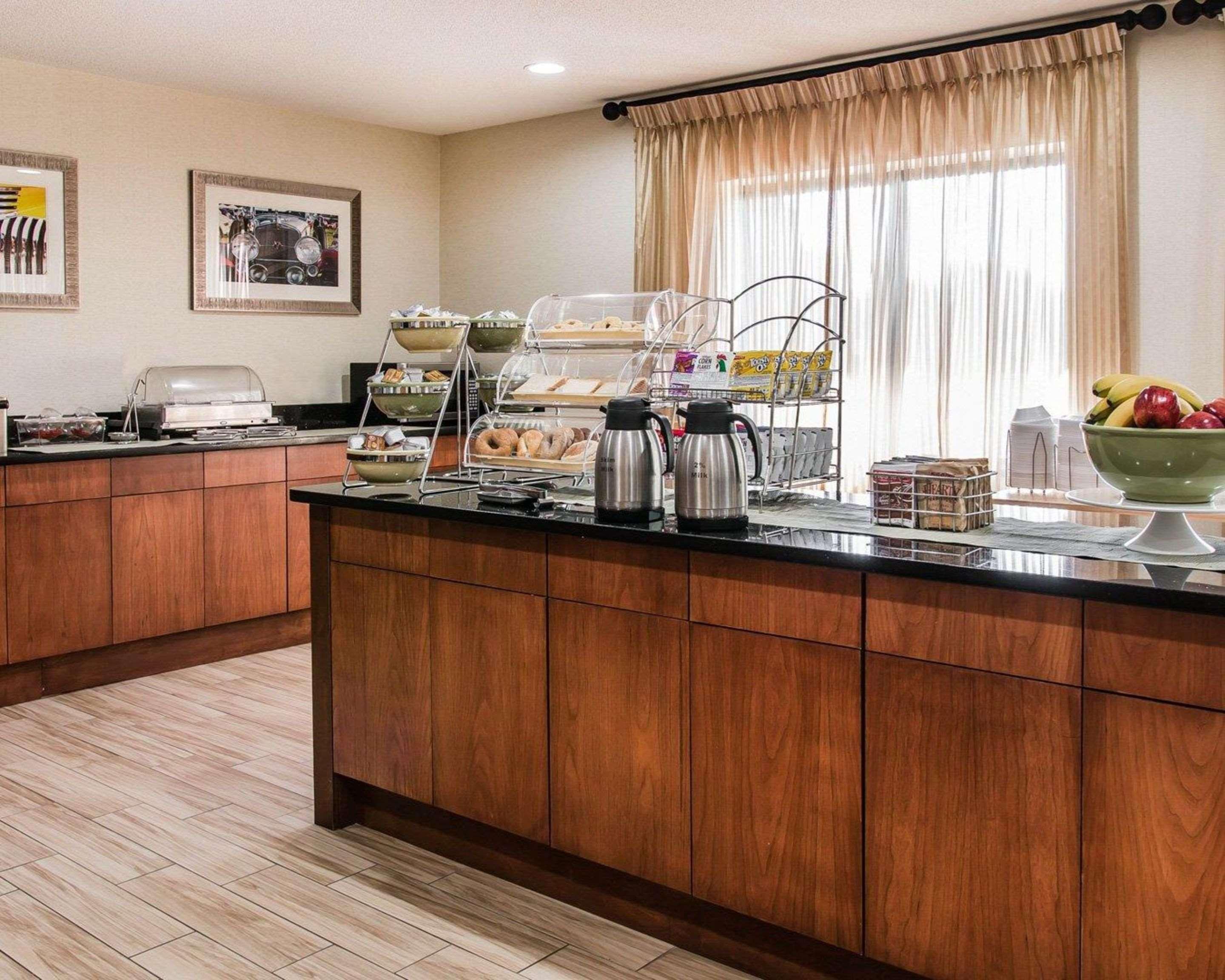 Quality Inn & Suites Warren - Detroit Esterno foto